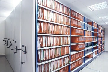 rayonnage d'archives et bureau